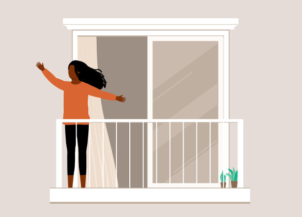 伸开双臂站在阳台外的黑人妇女。图片下载