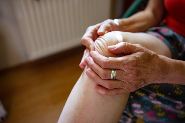 无法辨认的女子膝盖疼痛图片下载