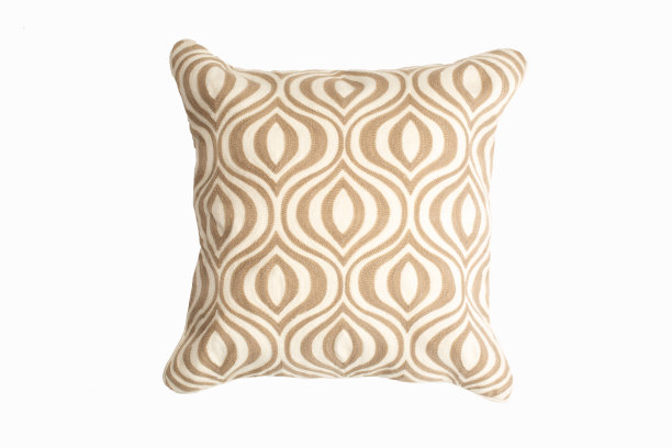 装饰性软枕，象牙色和白色的几何图案，孤立在白色背景上图片下载