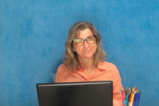 有笔记本电脑在家或办公室工作的快乐女人。图片下载