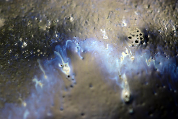 美丽的陶瓷基地与独特的釉面图案闪耀明亮的钴蓝色和银灰色。特写微距纹理照片。图片下载