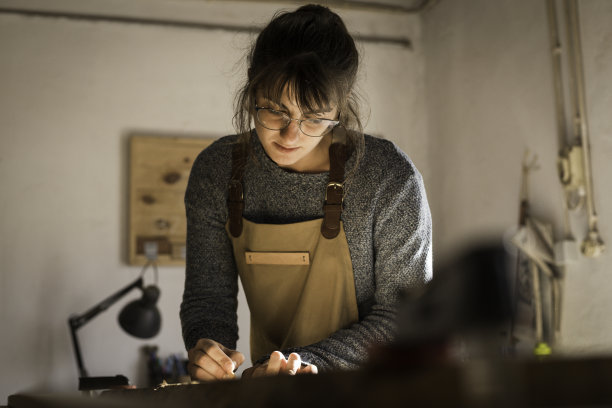 年轻的白人妇女在木材实验室做木匠，里斯本的年轻企业家图片下载
