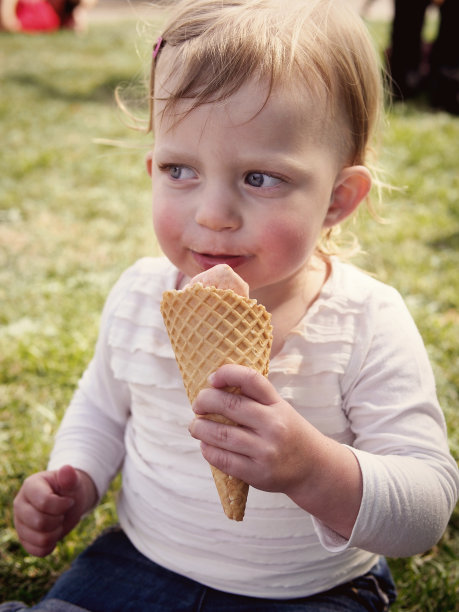 小女孩在吃冰淇淋图片下载