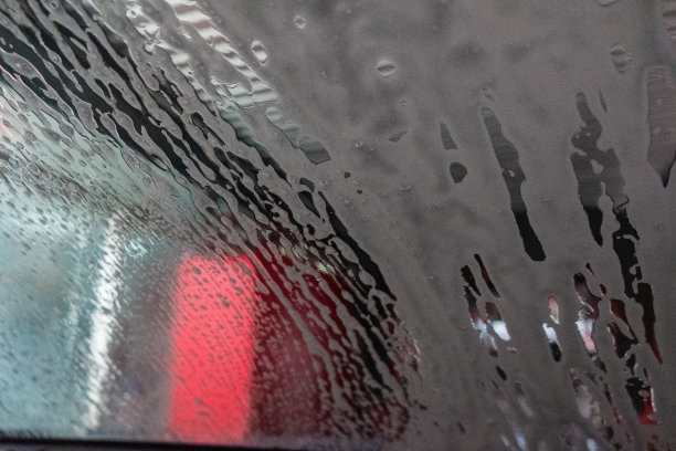 正在从自动洗车机上清洗的汽车。从车内看图片下载