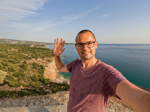 年轻人在度假时打视频电话图片下载