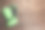 木制背景的绿色冬季手套图片下载