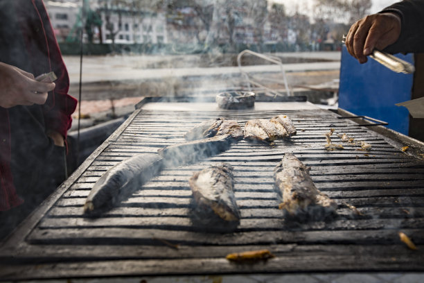 在船上点鱼汉堡图片下载