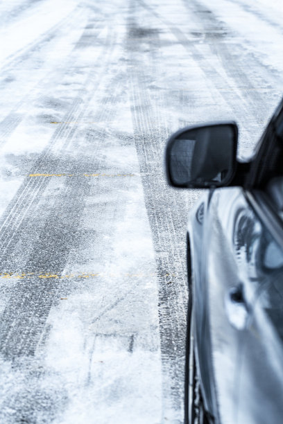 冰冻停车场上的冬季汽车轮胎印图片下载