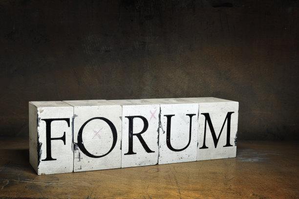 用木制凸版印刷的“FORUM”字样。图片下载