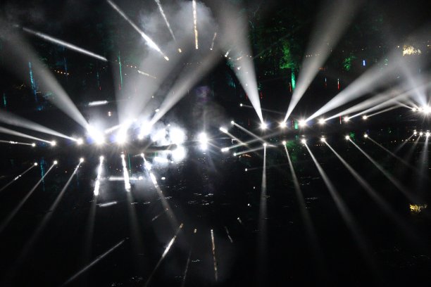 白色的聚光灯图片下载