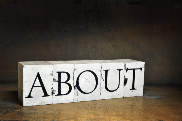 用木制凸版印刷的“ABOUT”二字。图片下载