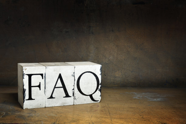 用木制凸版印刷的“常见问题”一词。图片下载