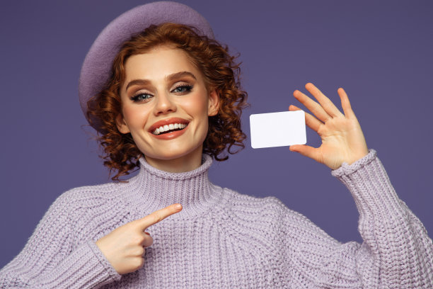 美丽的情感女人拿着名片图片下载