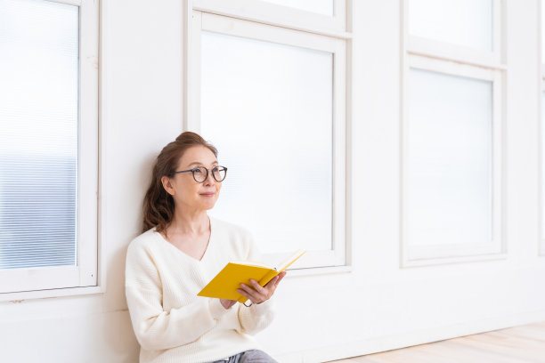 读书的老年妇女图片下载