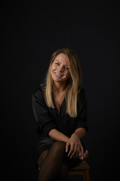 迷人的金发女郎在工作室图片下载