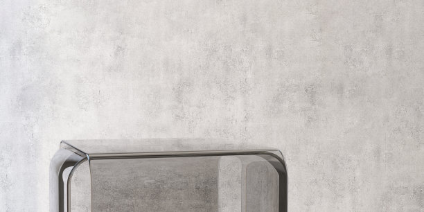 现代，简约，奢华的抽象几何设计透明黑色亚克力玻璃桌子在阳光下空灰色混凝土墙图片下载