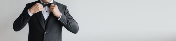 特写一个穿着黑色西装的男人正在做准备，摆姿势固定或戴着领带。图片下载