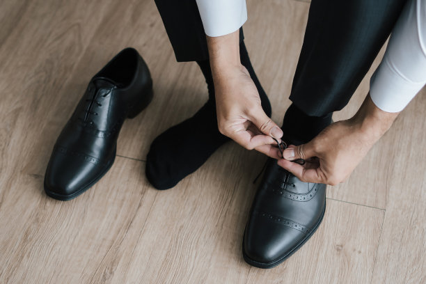商人正准备系鞋带。图片下载