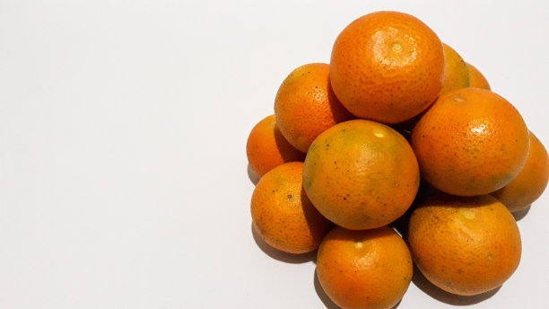 一堆成熟的橙子孤零零地映在白色的背景上图片下载