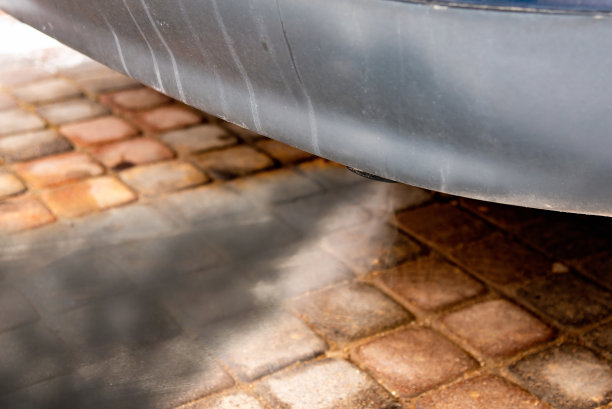 汽车排气管的燃烧烟尘。汽车排气管造成的空气污染。冬天汽车尾气造成的污染。寒冷的冬天，汽车冒出的烟。特写。图片下载