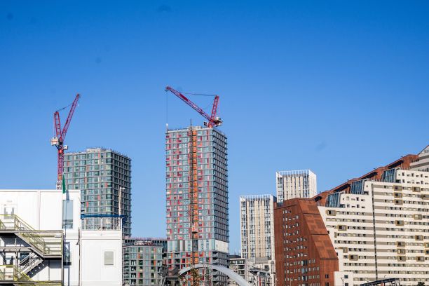 在蓝色阳光灿烂的天空下，伦敦斯特拉特福德地区的建筑天际线的美丽照片图片下载