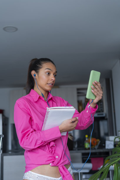 行政长官在她的客厅里开会，只穿了她的会议和内衣的上半部分图片下载