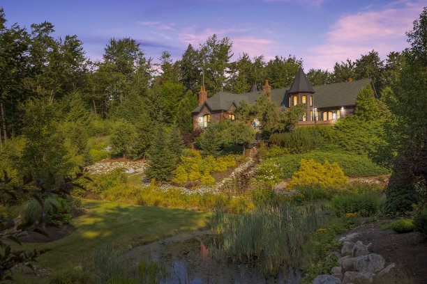 新罕布夏州森林中一座大型豪华豪宅的外景拍摄图片下载