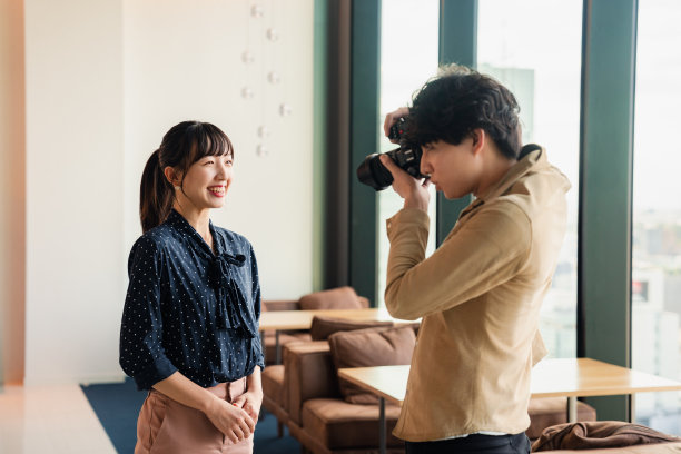 男性摄影师正在拍摄一名女性的肖像照片图片下载