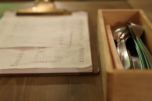 餐厅菜单和餐具盒。图片下载