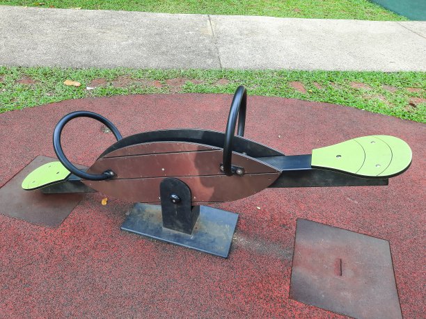 儿童游乐场里的跷跷板图片下载