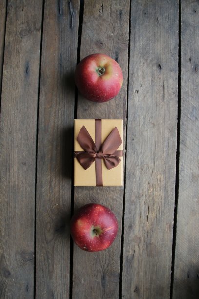 礼物与丝带在一个美丽的古董桌子。图片下载