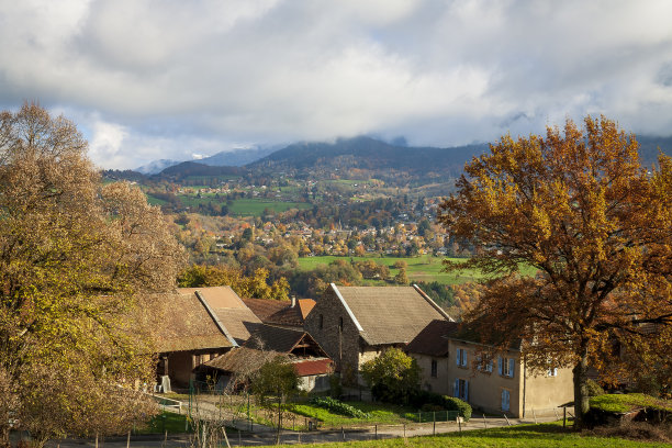 Uriage les Bains, Isère, Rhône-Alpes, France, 20 11 2022 autumn landscape from the crests of Uriage, rural landscape, countryside landscape图片下载