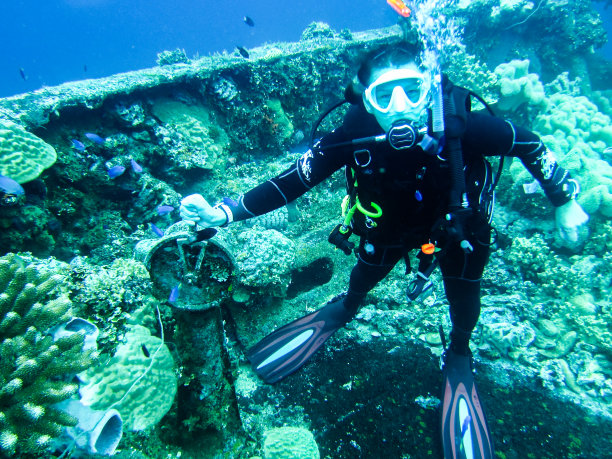 沉船中有女潜水员图片下载