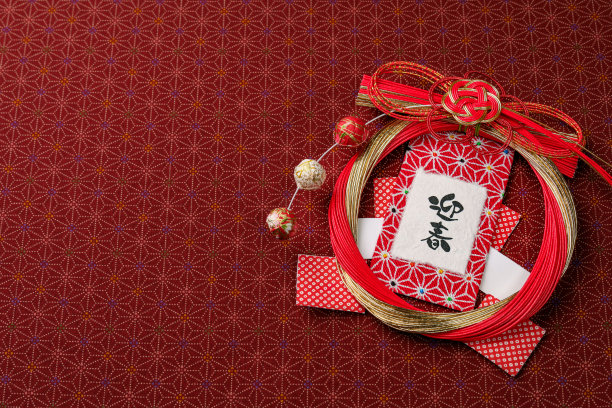 在新年假期，“下风”被放置在房屋入口的顶部。图片下载