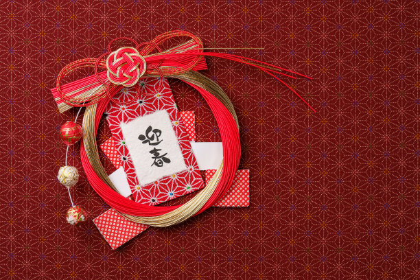 在新年假期，“下风”被放置在房屋入口的顶部。图片下载