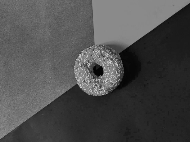 甜甜圈平躺在单色背景上图片下载