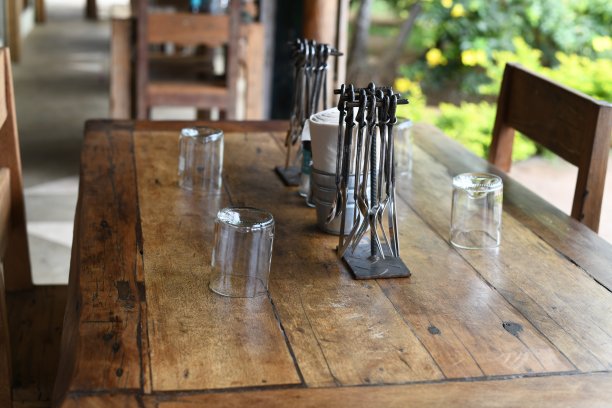 餐桌布置的餐厅。外部，露台，专业。图片下载