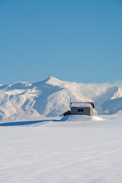 雪原，雪山，蓝天图片下载