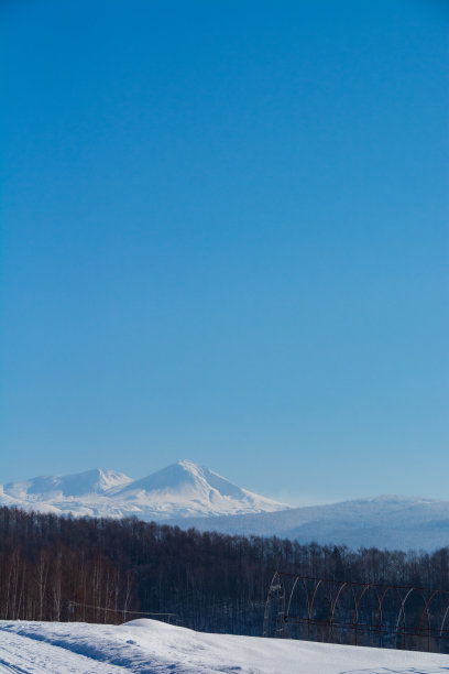 清冬雪路与雪山图片下载