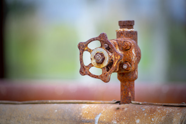 老旧生锈的化工设备水龙头图片下载