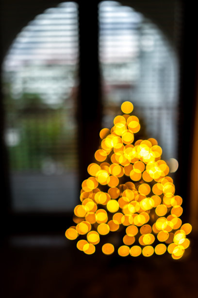 离焦焦的散焦圆背景的圣诞圣诞新年树照亮了阳台的窗户视图在晚上晚上的饰品节日装饰节日图案闪亮的照明图片下载