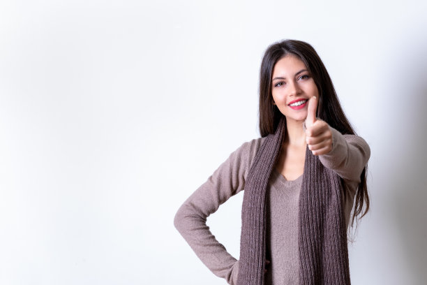 热情、积极、有吸引力的年轻女子竖起大拇指图片下载