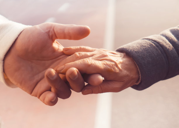 手特写，男人和女人互相扶持。图片下载