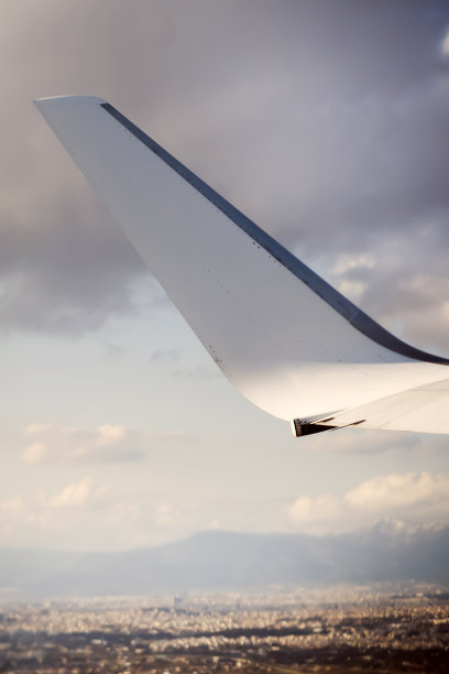 飞机的机翼，背景是美丽的风景。图片下载