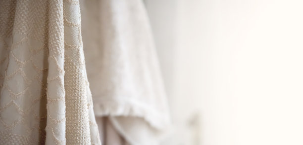 背景用棉布挂在光线充足的房间里。图片下载