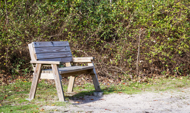 人行道边的木凳图片下载