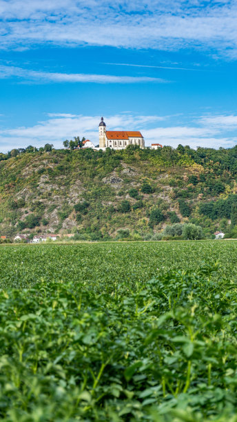 小山丘，背景是一座天主教堂。图片下载