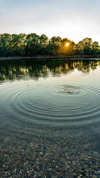 彩色的倒影在水与圆波纹理。图片下载