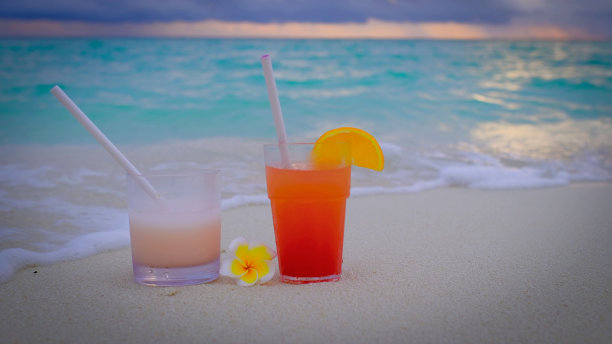 日落时的鸡尾酒特写。图片下载