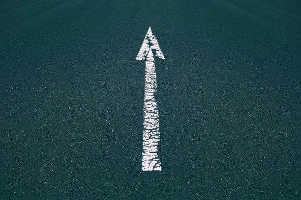 柏油路上的白色箭头标志。图片下载